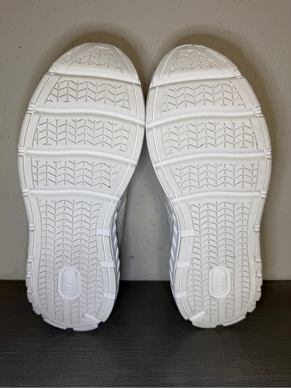 Brooks Addiction Walker 2 Women's 10.5 D Off White Leather Sneaker Excellent Cd - Picture 11 of 12